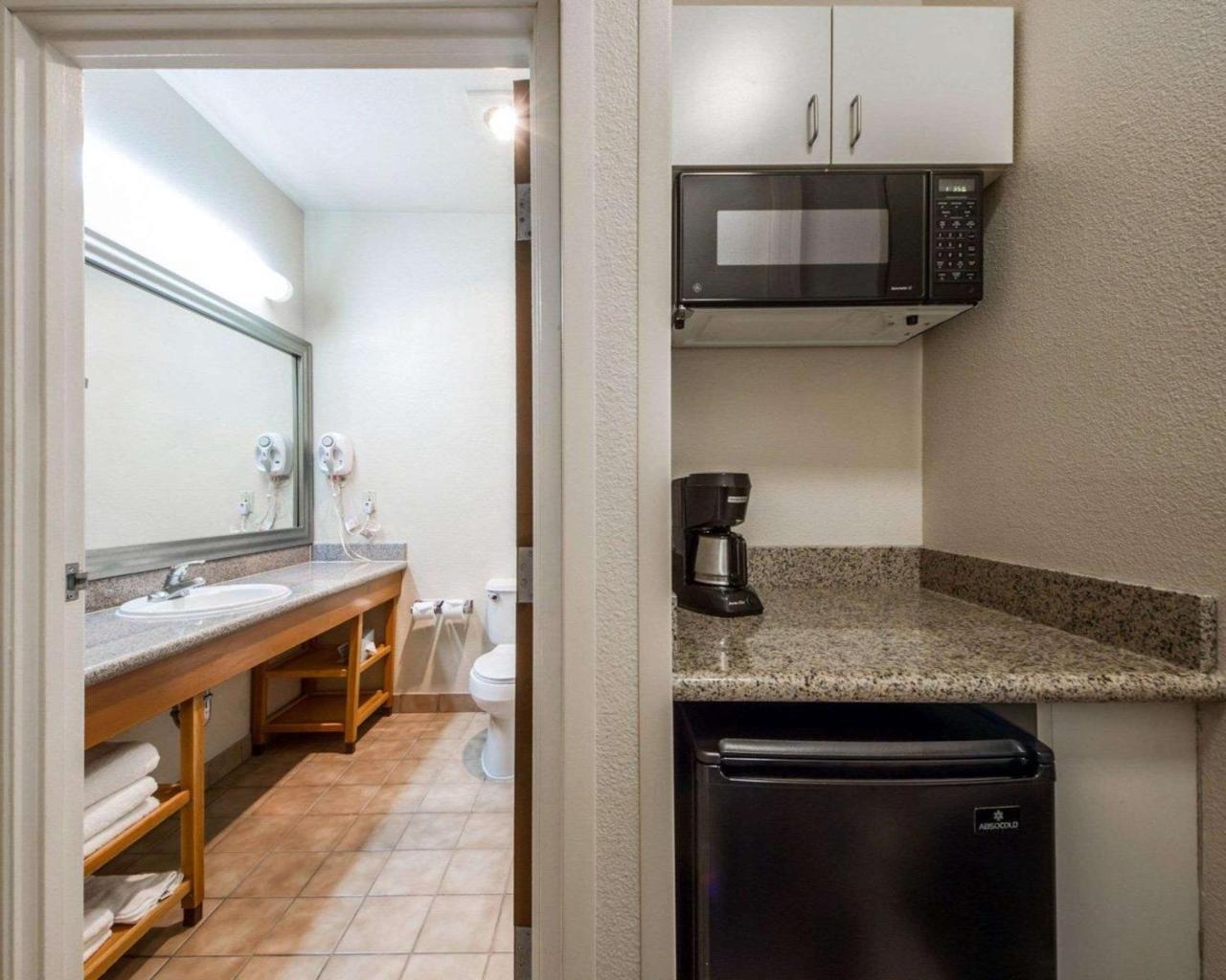 Comfort Inn & Suites Oakland Airport エクステリア 写真