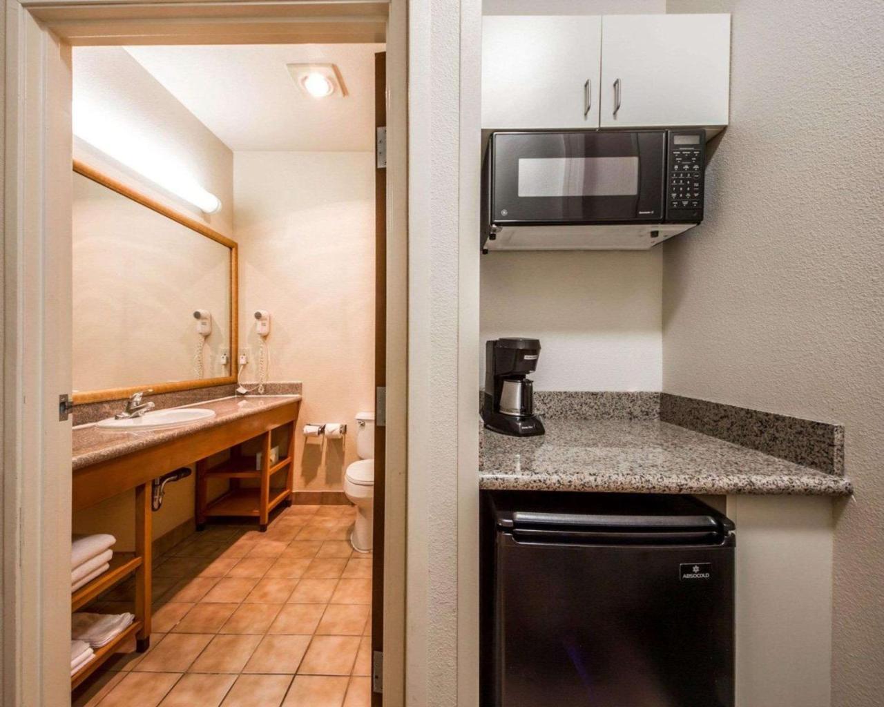Comfort Inn & Suites Oakland Airport エクステリア 写真
